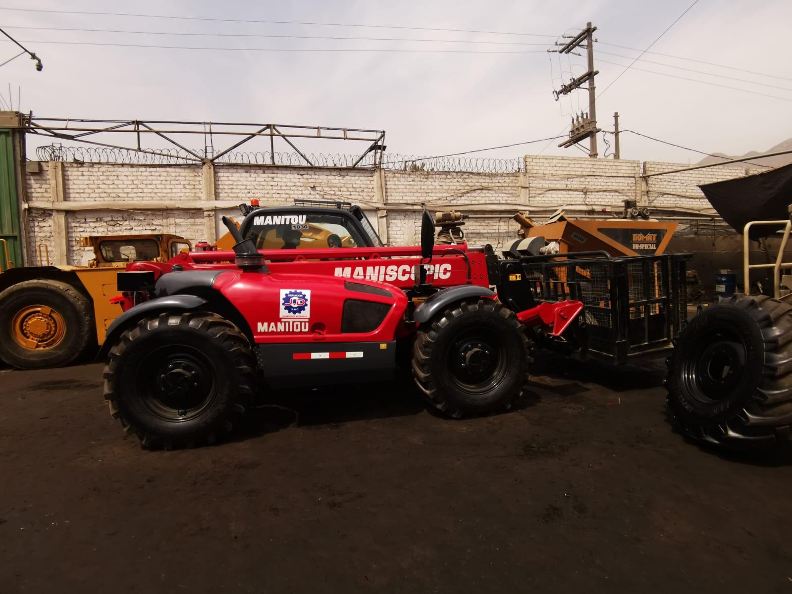 Manipulador telescópico Manitou en patio de operaciones